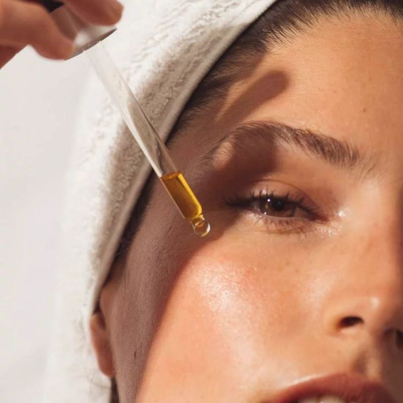How to use face oil: before or after moisturizer?